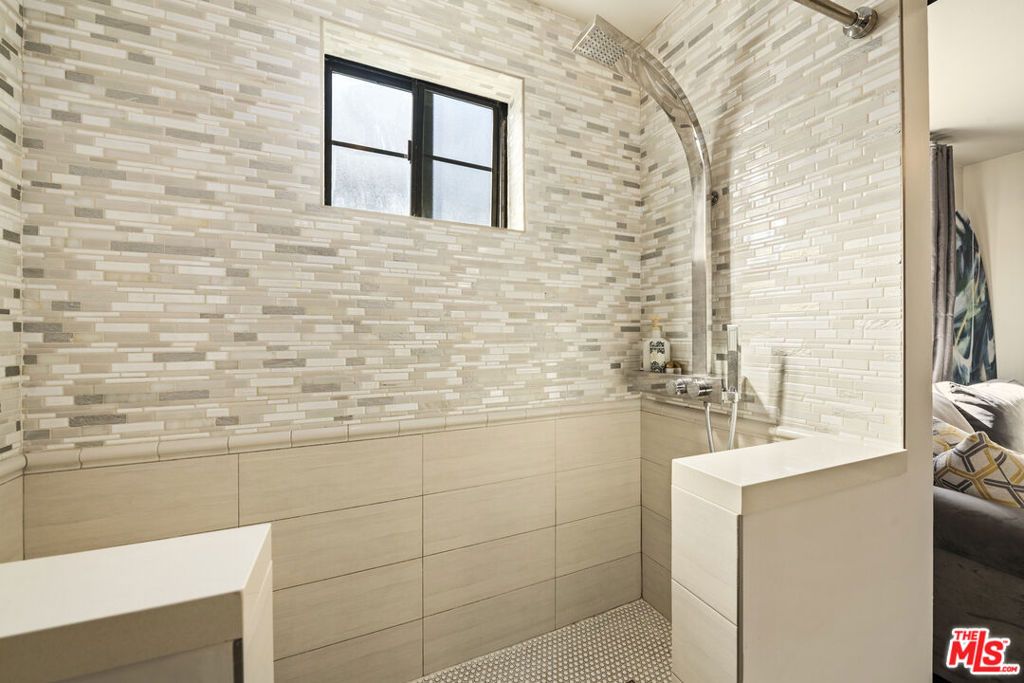 Image 17 of property listing at 36 Navy Street 3, Venice, CA 90291