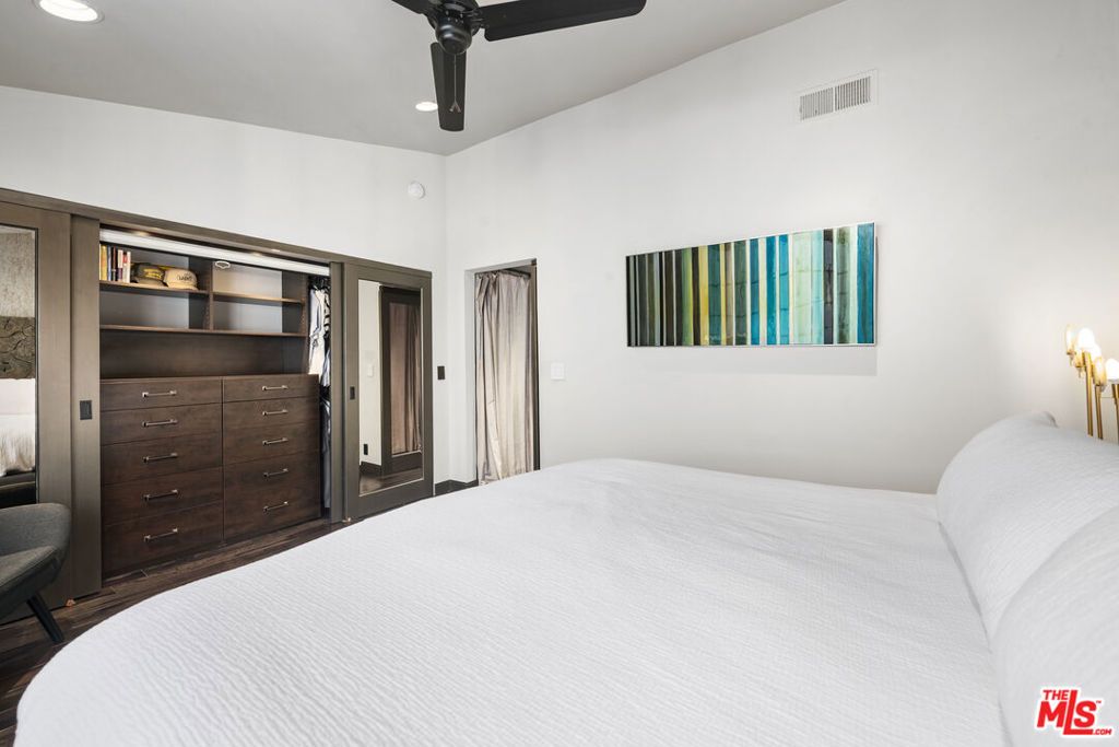 Image 20 of property listing at 36 Navy Street 3, Venice, CA 90291