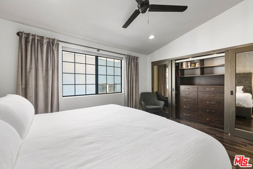 Image 21 of property listing at 36 Navy Street 3, Venice, CA 90291