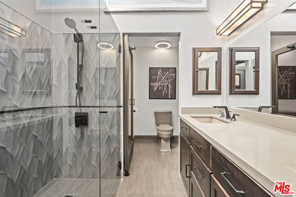 Image 22 of property listing at 36 Navy Street 3, Venice, CA 90291