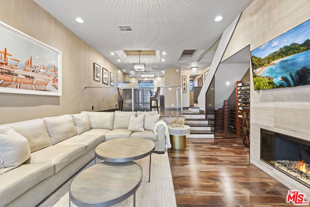 Image 3 of property listing at 36 Navy Street 3, Venice, CA 90291