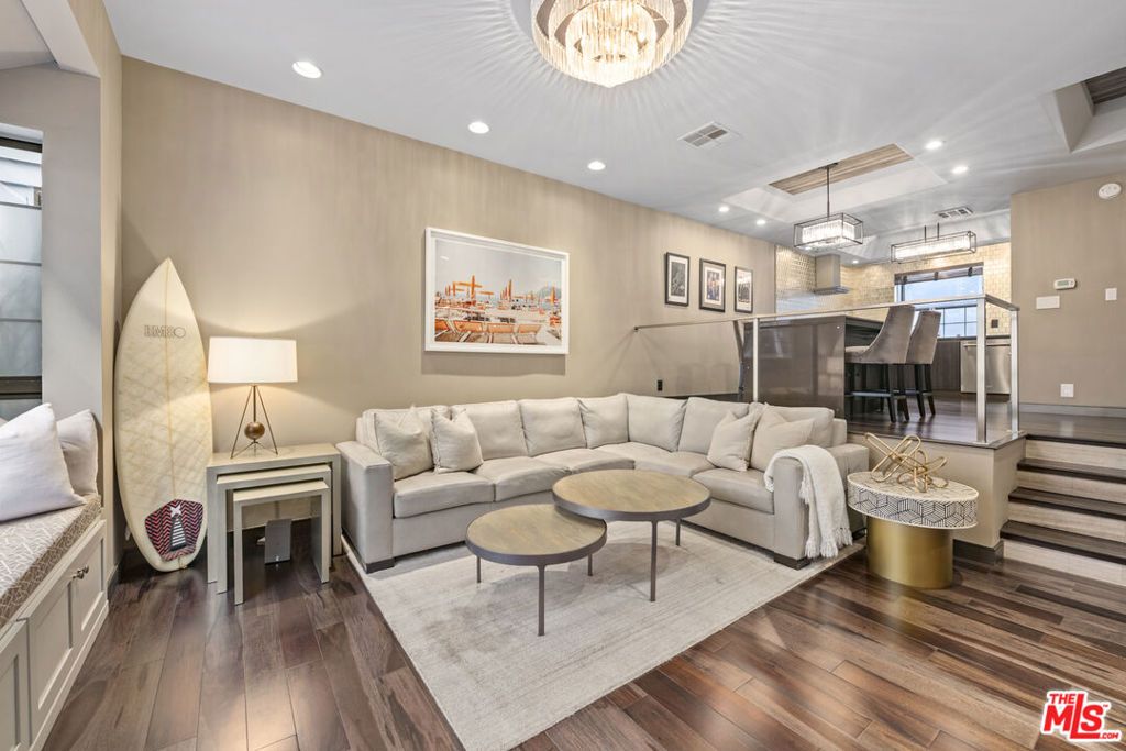 Image 5 of property listing at 36 Navy Street 3, Venice, CA 90291