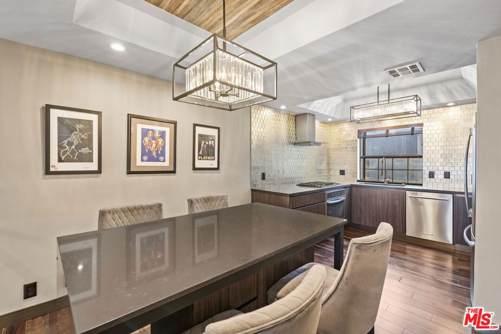Image 7 of property listing at 36 Navy Street 3, Venice, CA 90291