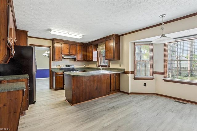 13 Estate DR, Hampton, VA 23666