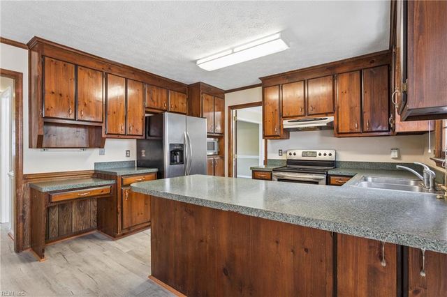 13 Estate DR, Hampton, VA 23666