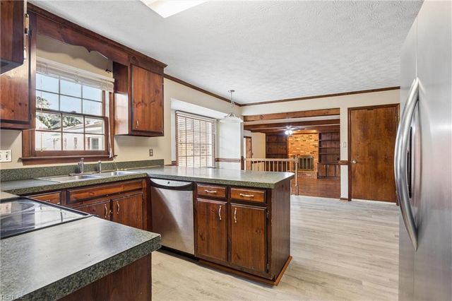 13 Estate DR, Hampton, VA 23666