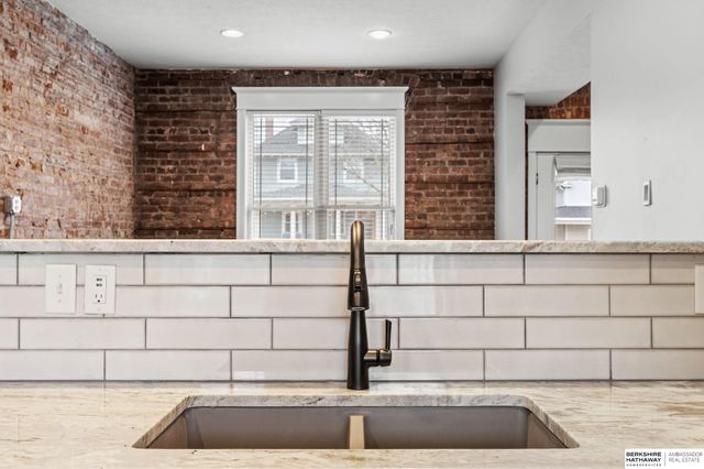 813 S 33rd Street, Omaha, NE 68105