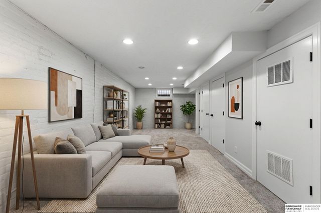 813 S 33rd Street, Omaha, NE 68105