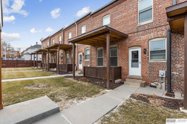 813 S 33rd Street, Omaha, NE 68105