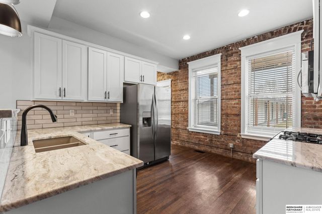 813 S 33rd Street, Omaha, NE 68105