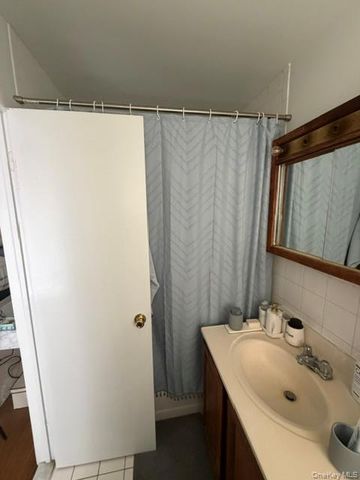 191 Birch Hill Rd 3, Locust Valley, NY 11560