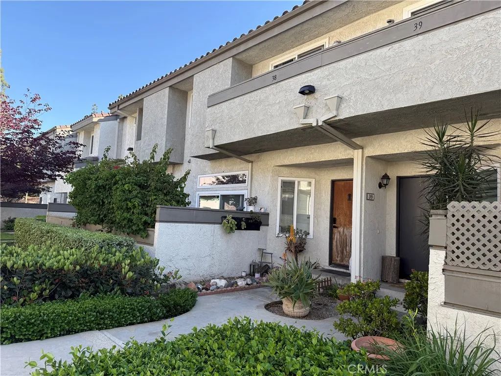 38 Brownfield Lane, Pomona, CA 91766