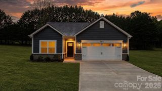 2827 17th Street Court NE, Hickory, NC 28601
