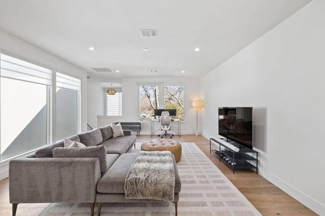 3205 Dolphin DR, Austin, TX 78704