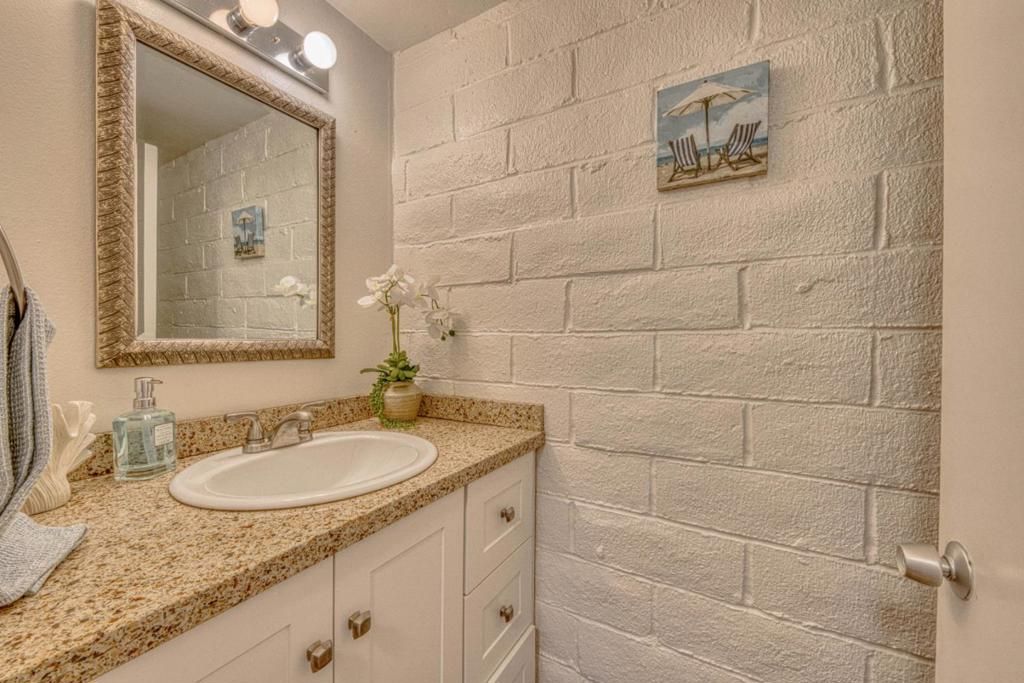 Image 11 of property listing at 451 Dela Vina Avenue 108, Monterey, CA 93940