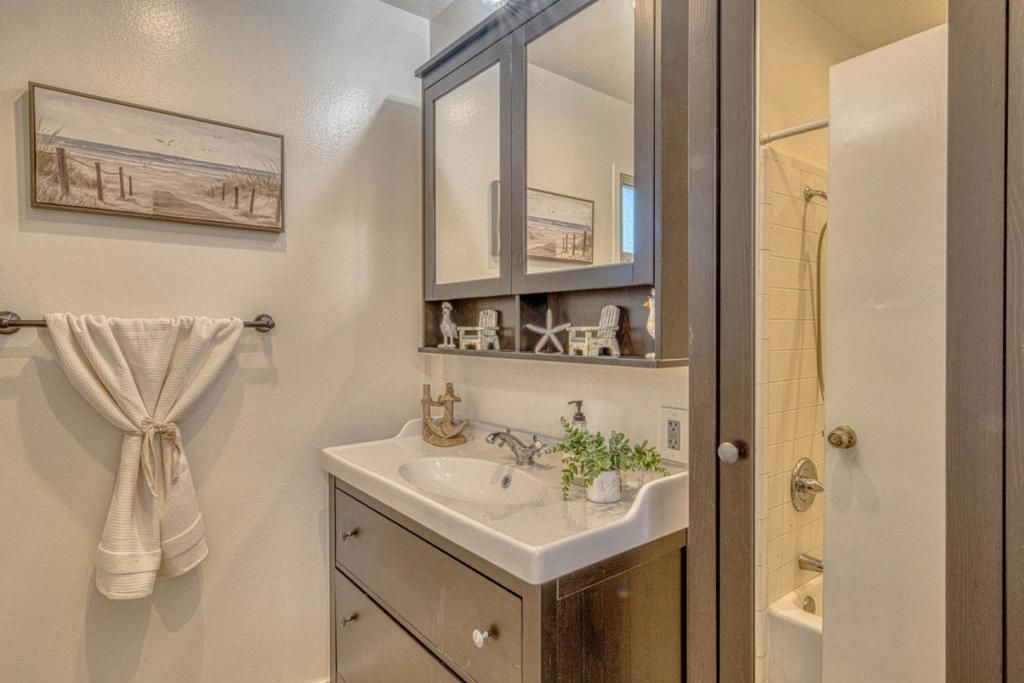 Image 20 of property listing at 451 Dela Vina Avenue 108, Monterey, CA 93940
