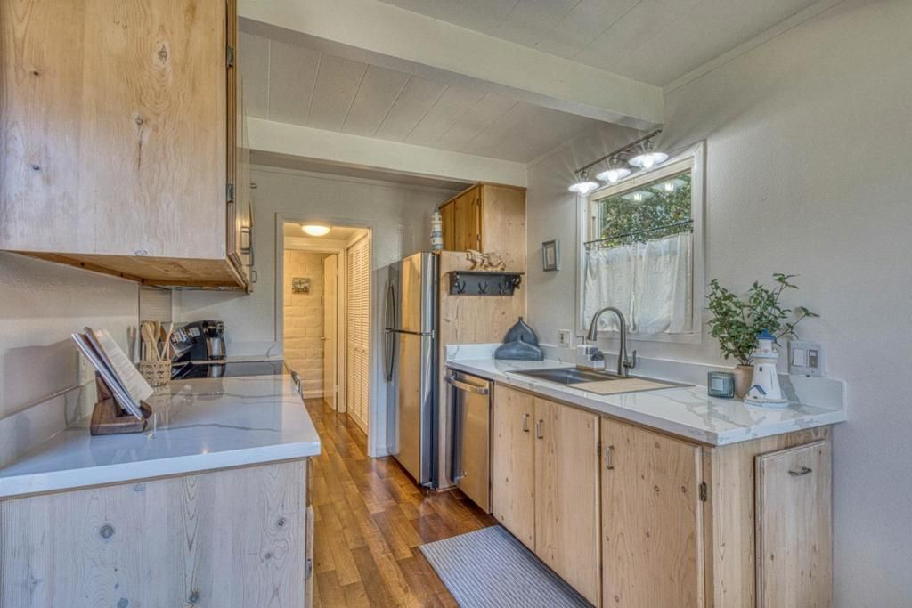Image 7 of property listing at 451 Dela Vina Avenue 108, Monterey, CA 93940