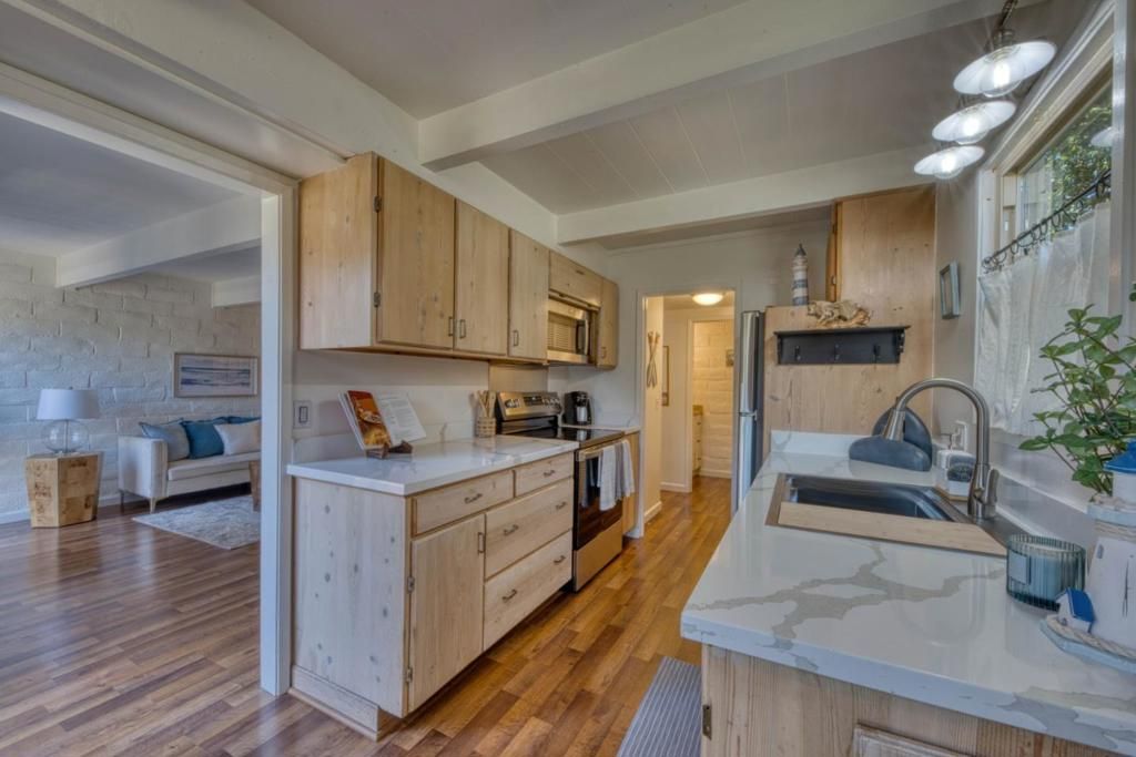 Image 8 of property listing at 451 Dela Vina Avenue 108, Monterey, CA 93940
