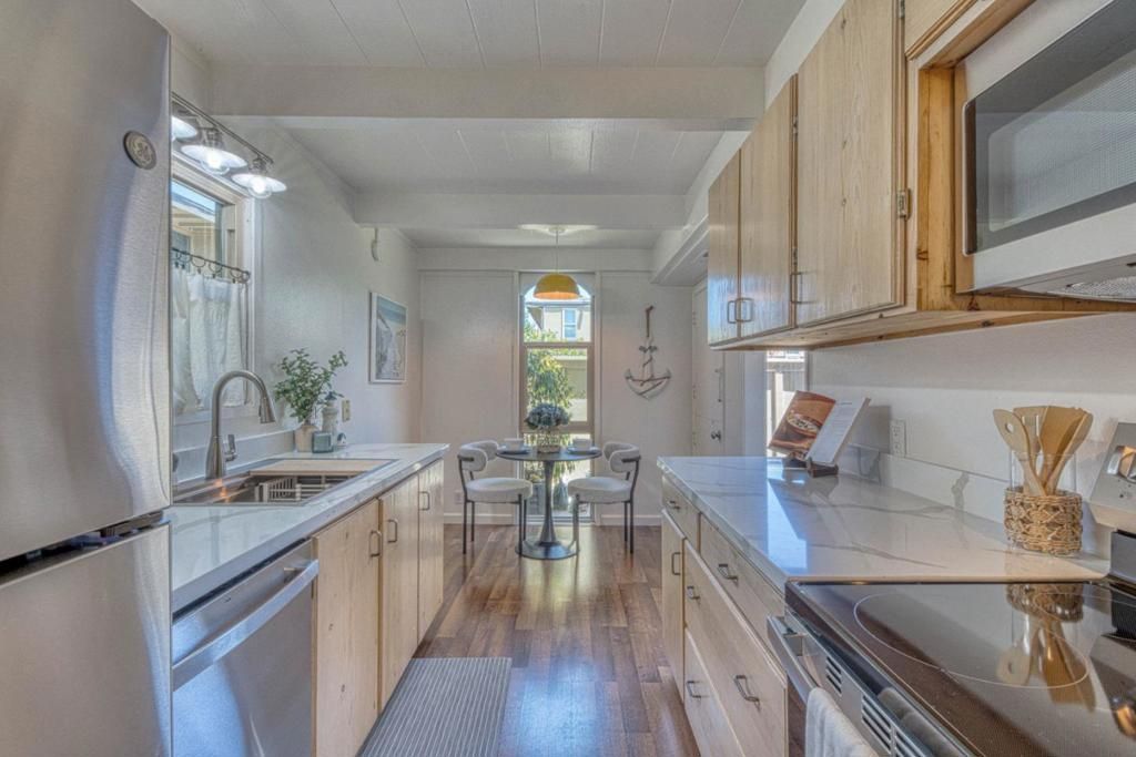 Image 9 of property listing at 451 Dela Vina Avenue 108, Monterey, CA 93940