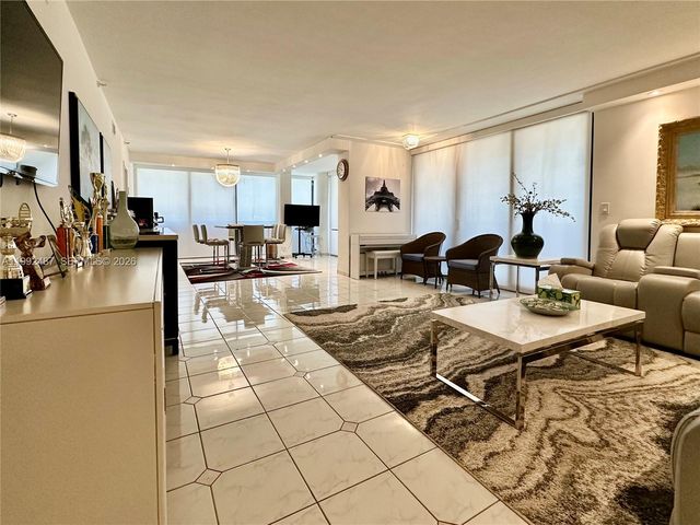 19667 Turnberry Way 22E, Aventura, FL 33180