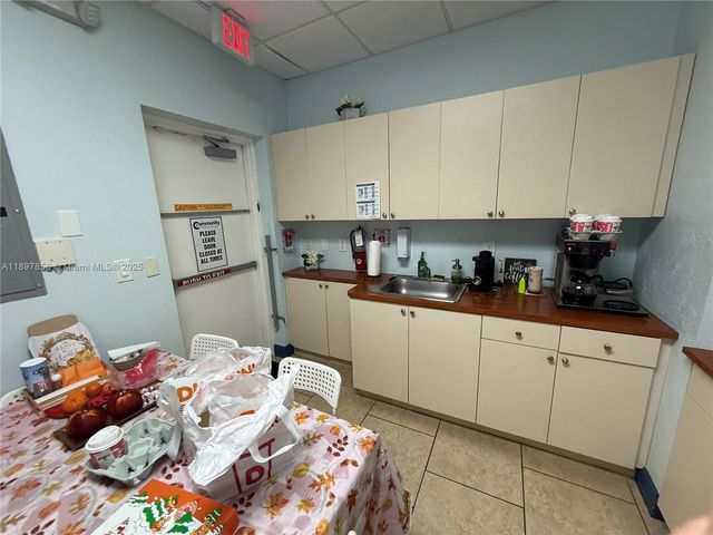 14223 SW 42nd St 27, Miami, FL 33175