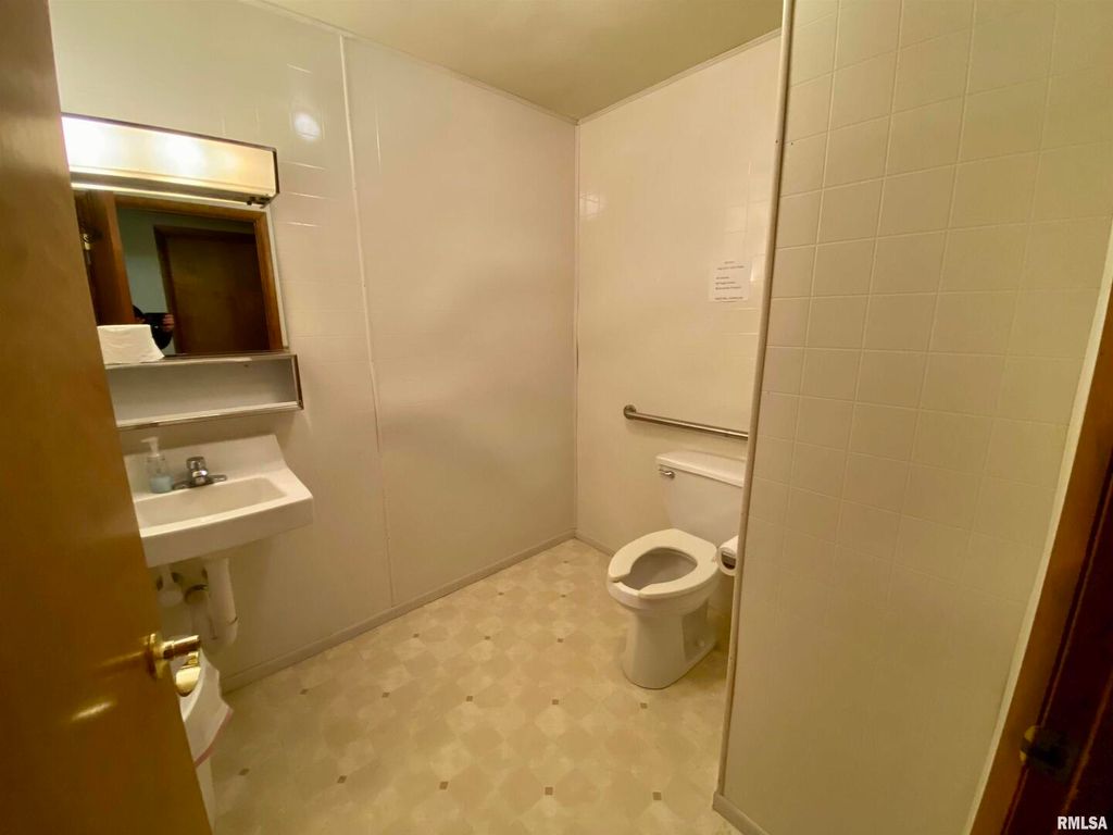 Image 11 of property listing at 205 N DAVIS Avenue, Centralia, IL 62801