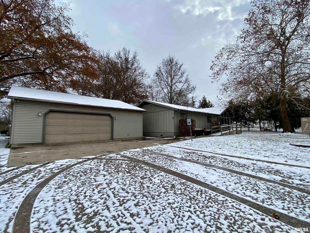 Image 5 of property listing at 205 N DAVIS Avenue, Centralia, IL 62801