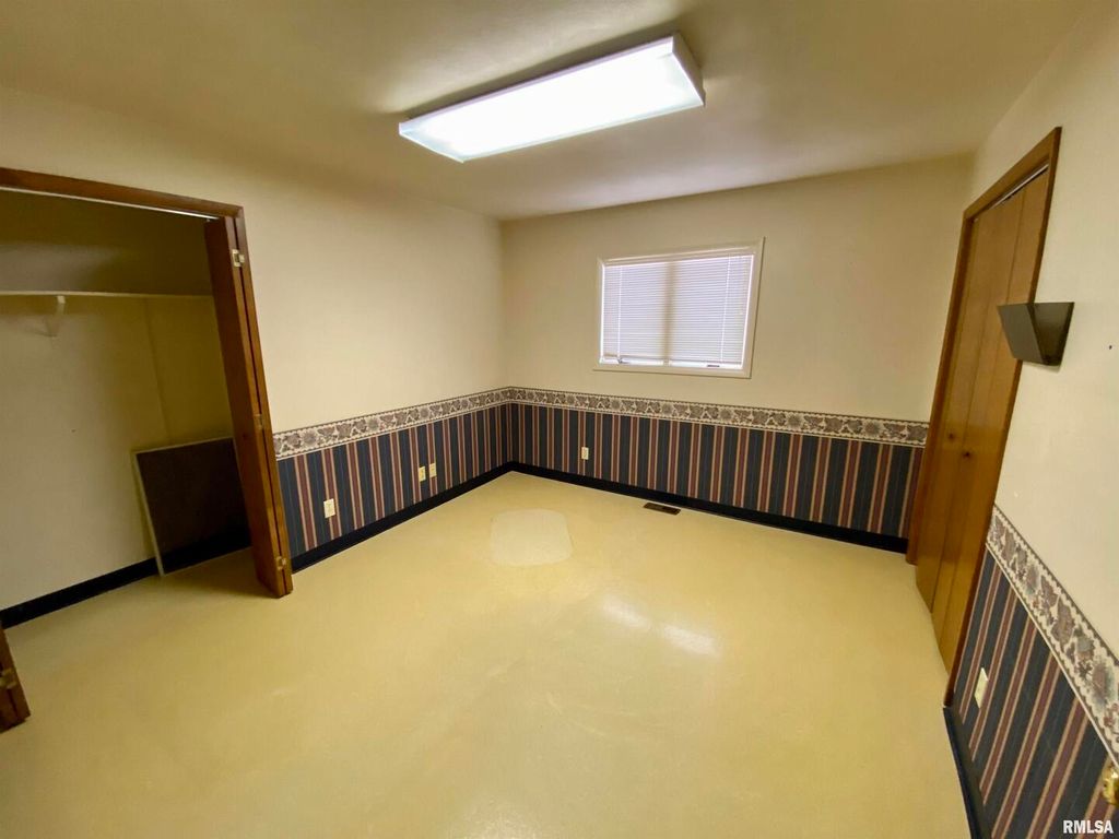 Image 7 of property listing at 205 N DAVIS Avenue, Centralia, IL 62801