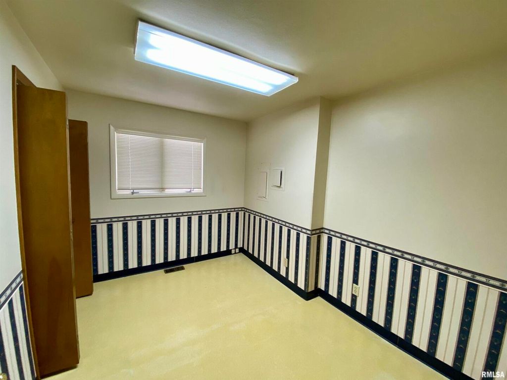 Image 8 of property listing at 205 N DAVIS Avenue, Centralia, IL 62801