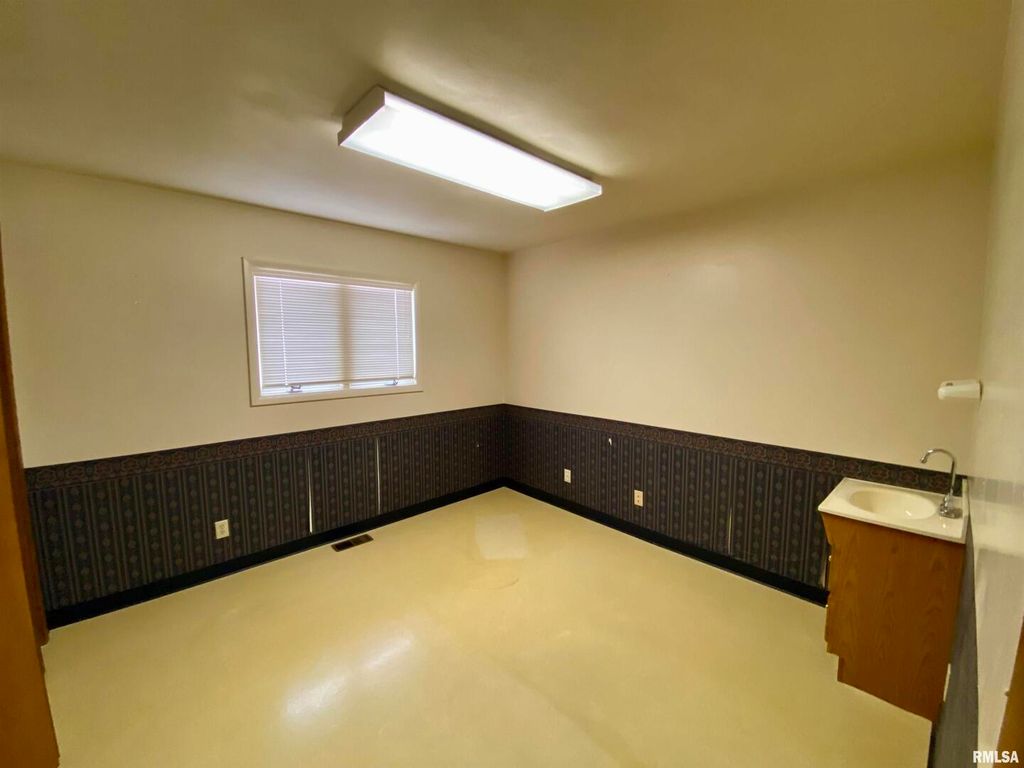 Image 10 of property listing at 205 N DAVIS Avenue, Centralia, IL 62801