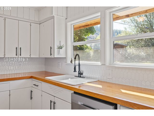 53856 BIG CREEK Rd, Myrtle Point, OR 97458