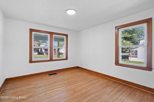 1719 Nobel Pl, Louisville, KY 40216