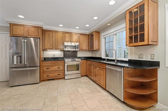 130 Merriweather Road, Grosse Pointe Farms, MI 48236