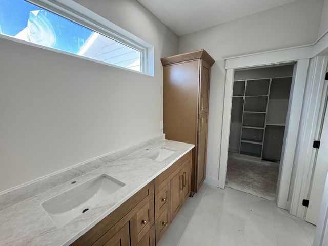 16408 N Valley Drive, Urbandale, IA 50323