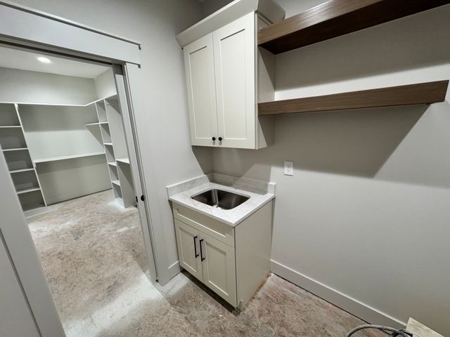 16408 N Valley Drive, Urbandale, IA 50323