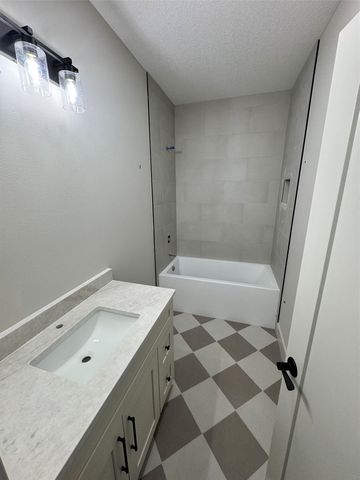 16408 N Valley Drive, Urbandale, IA 50323