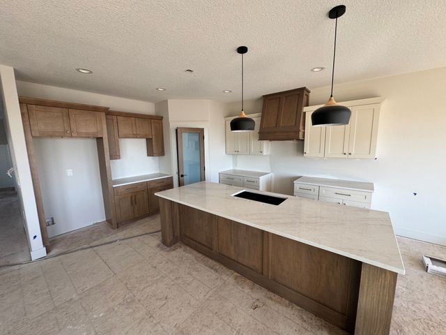 16408 N Valley Drive, Urbandale, IA 50323