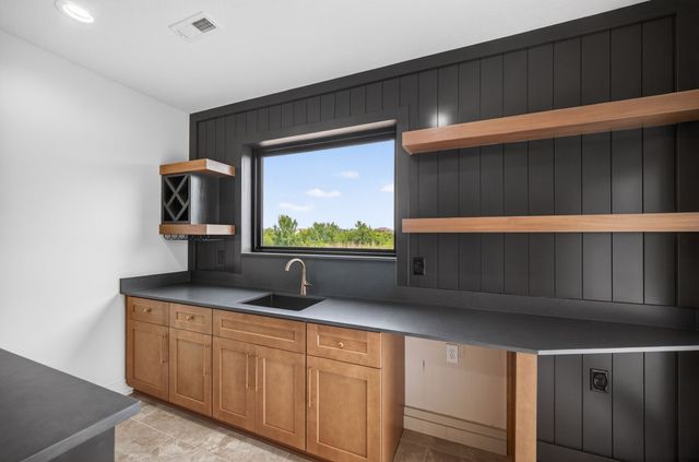 16408 N Valley Drive, Urbandale, IA 50323