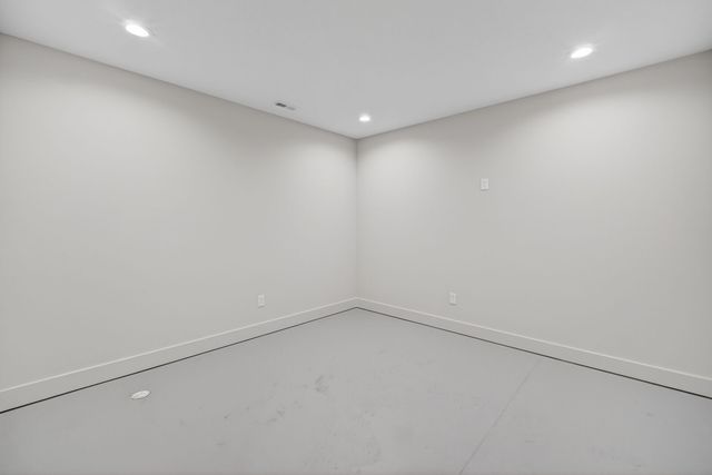 16408 N Valley Drive, Urbandale, IA 50323