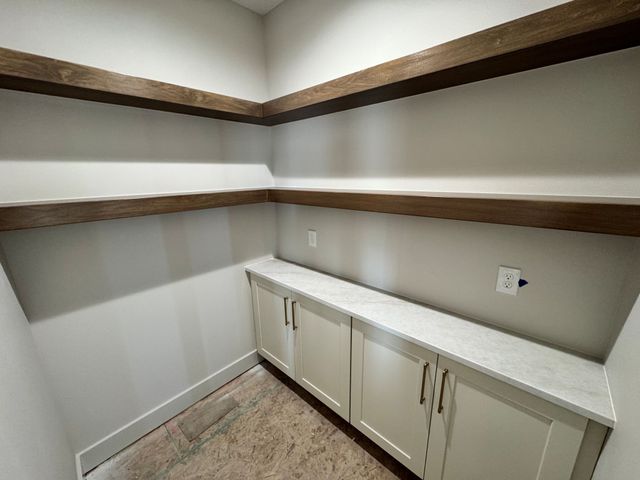 16408 N Valley Drive, Urbandale, IA 50323