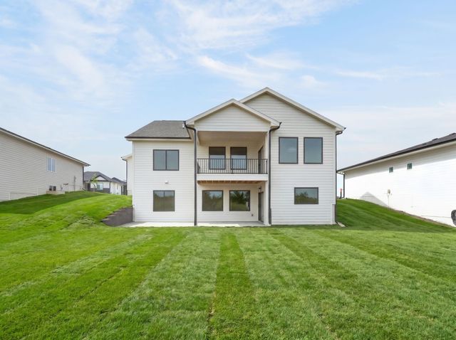 16408 N Valley Drive, Urbandale, IA 50323