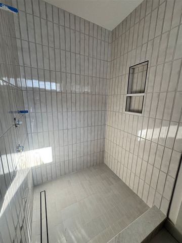 16408 N Valley Drive, Urbandale, IA 50323