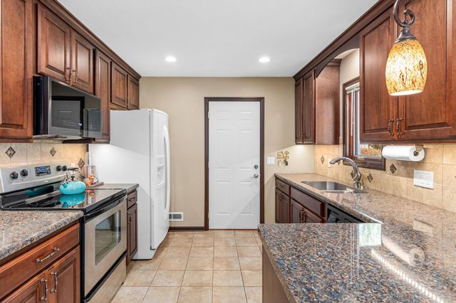 9644 107th Avenue N, Maple Grove, MN 55369