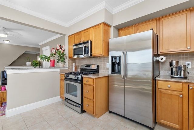 103 Cushing St 4, Waltham, MA 02453