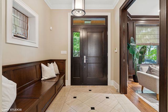 1230 W Cornelia Avenue, Chicago, IL 60657