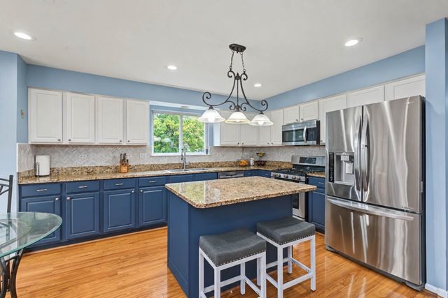 2131 Skylane Drive, Naperville, IL 60564