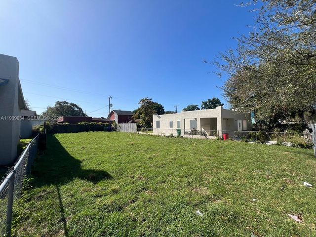 1762 NW 44th St, Miami, FL 33142