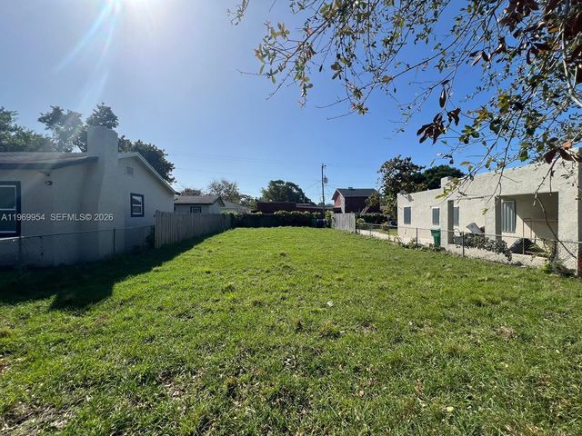 1762 NW 44th St, Miami, FL 33142