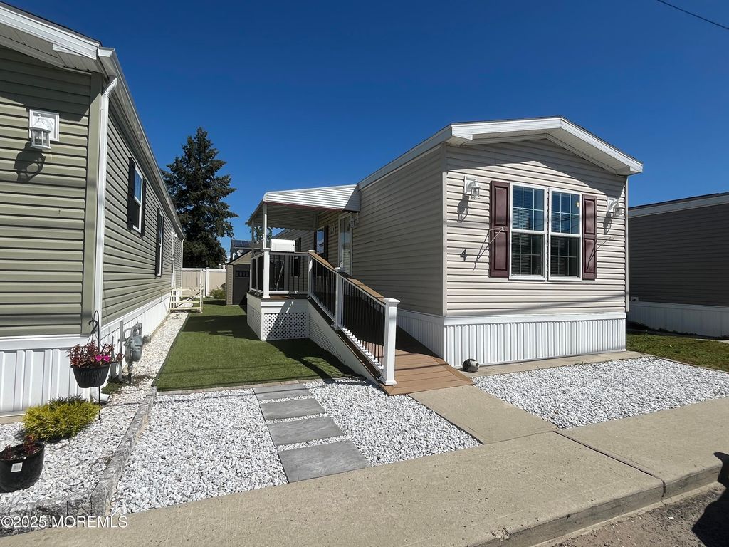 4 Mary Ann Court, Hazlet, NJ 07734
