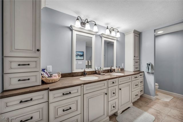 4310 Royal St George Drive, Avon, OH 44011